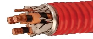 Corte de cable con armadura corrugada soldada y chaqueta roja